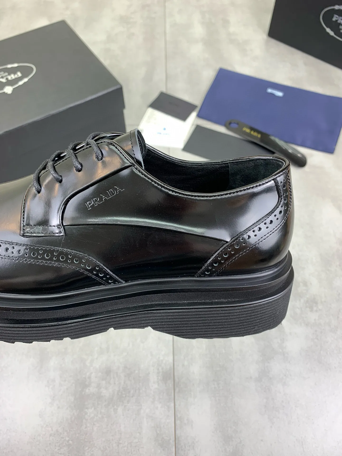 Factory price P880 💰Original quality, top version🔱 ＰＲＡＤＡPrada. Men's business casual leather shoes, top quality products. 1:1 shipment⬆️Luxurious and noble👞All imported original brand fabrics, just to create a more comfortable wearing experience. Upper: Original comfortable open edge bead-rubbed calf leather➕Top imported water-dyed full cow lining, original lightweight and comfortable TPU foam combination bottom✔️Code number: 39-44 (38.45 can be customized)